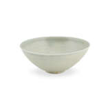 A CARVED QINGBAI-TYPE BOWL - фото 4