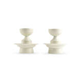 A PAIR OF QINGBAI WINE CUPS AND CUP STANDS - Foto 1