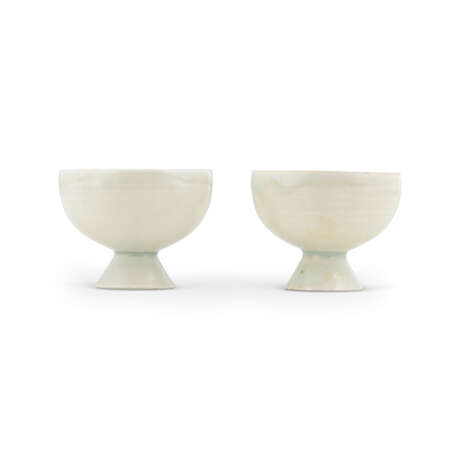 A PAIR OF QINGBAI WINE CUPS AND CUP STANDS - Foto 2