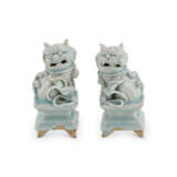 A PAIR OF SMALL QINGBAI BUDDHIST LION-FORM CENSERS - Foto 2