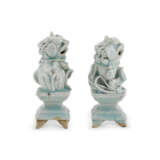 A PAIR OF SMALL QINGBAI BUDDHIST LION-FORM CENSERS - Foto 3