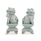 A PAIR OF SMALL QINGBAI BUDDHIST LION-FORM CENSERS - Foto 4