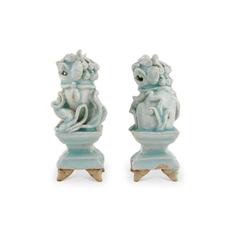 A PAIR OF SMALL QINGBAI BUDDHIST LION-FORM CENSERS - фото 5