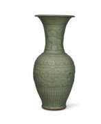 Dynastie Yuan. A LARGE MOULDED AND CARVED LONGQUAN CELADON ‘FLORAL’ PHOENIX-TAIL VASE