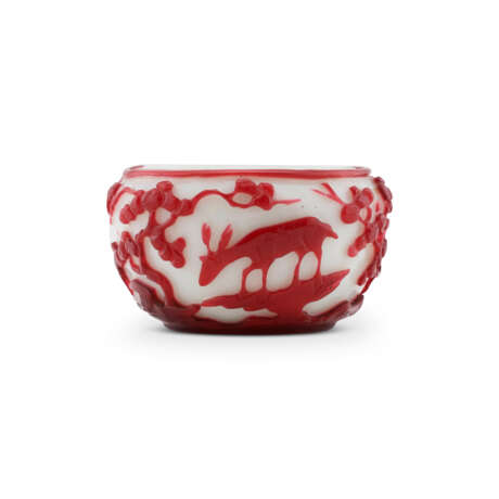 A RED-OVERLAY WHITE GLASS ‘CRANE AND DEER’ WATER POT - Foto 1