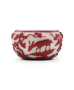 Glas. A RED-OVERLAY WHITE GLASS ‘CRANE AND DEER’ WATER POT