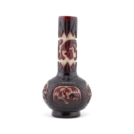 A RARE RUBY-RED-OVERLAY SNOWFLAKE GLASS ‘EIGHT HORSES’ BOTTLE VASE - photo 1