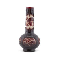 A RARE RUBY-RED-OVERLAY SNOWFLAKE GLASS ‘EIGHT HORSES’ BOTTLE VASE
