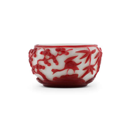 A RED-OVERLAY WHITE GLASS ‘CRANE AND DEER’ WATER POT - photo 2