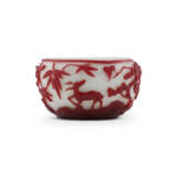 A RED-OVERLAY WHITE GLASS ‘CRANE AND DEER’ WATER POT - Foto 3