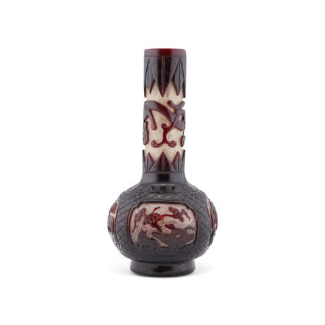 A RARE RUBY-RED-OVERLAY SNOWFLAKE GLASS ‘EIGHT HORSES’ BOTTLE VASE - photo 2