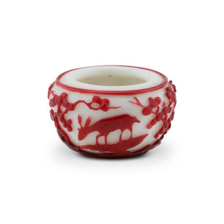 A RED-OVERLAY WHITE GLASS ‘CRANE AND DEER’ WATER POT - photo 4