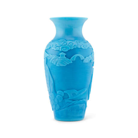 A CARVED PALE-BLUE GLASS 'FIGURAL' VASE - photo 3