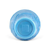 A CARVED PALE-BLUE GLASS 'FIGURAL' VASE - Foto 4
