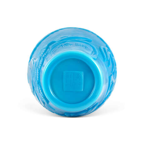 A CARVED PALE-BLUE GLASS 'FIGURAL' VASE - photo 4