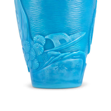 A CARVED PALE-BLUE GLASS 'FIGURAL' VASE - Foto 5