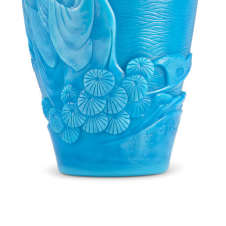 A CARVED PALE-BLUE GLASS 'FIGURAL' VASE - Foto 6