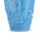 A CARVED PALE-BLUE GLASS 'FIGURAL' VASE - Foto 6