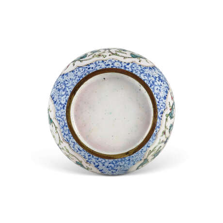 A SMALL CANTON ENAMEL JAR - Foto 4