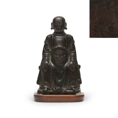 AN INSCRIBED AND DATED BRONZE FIGURE OF ZHENWU - фото 1