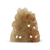 A CARVED WHITE AND RUSSET JADE DEER FINIAL - Foto 2