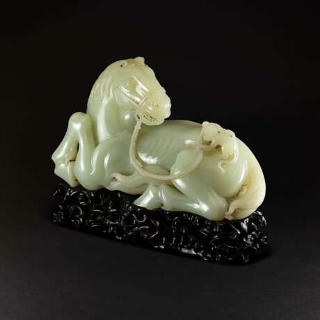 A PALE CELADON JADE ‘HORSE AND MONKEY’ GROUP - Foto 3