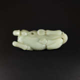 A PALE CELADON JADE ‘HORSE AND MONKEY’ GROUP - Foto 4