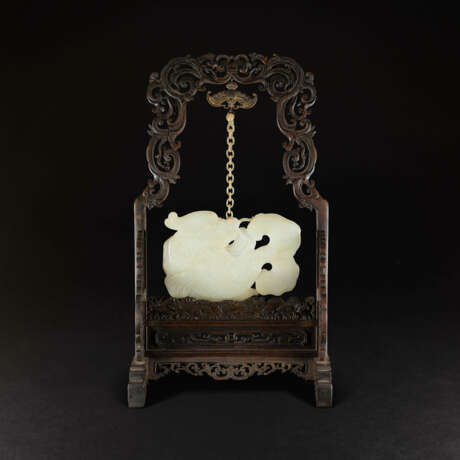 A WHITE JADE ‘MAKARA’ HANGING PLAQUE - Foto 1