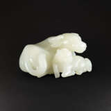 A GROUP OF FOUR WHITE JADE CARVINGS - Foto 3