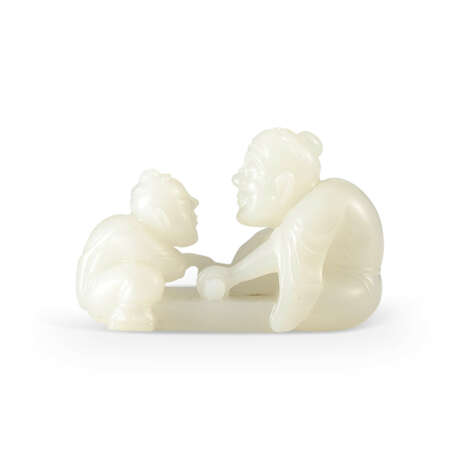 A GROUP OF FOUR WHITE JADE ‘FIGURAL’ CARVINGS - Foto 10