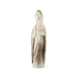 A WHITE JADE CARVING OF A WOMAN HOLDING CHILD - Foto 2