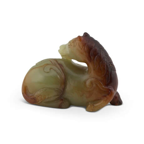 A CELADON AND RUSSET JADE CARVING OF A RECUMBENT HORSE - Foto 3