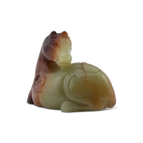 A CELADON AND RUSSET JADE CARVING OF A RECUMBENT HORSE - Foto 5