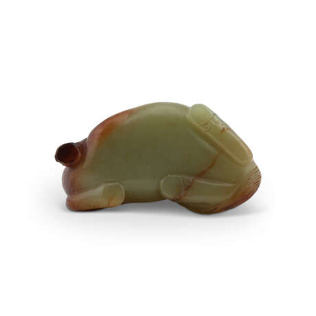 A CELADON AND RUSSET JADE CARVING OF A RECUMBENT HORSE - фото 6