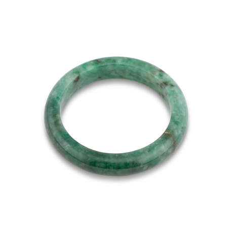 A GROUP OF THREE 'TYPE A' JADEITE BANGLES - Foto 2