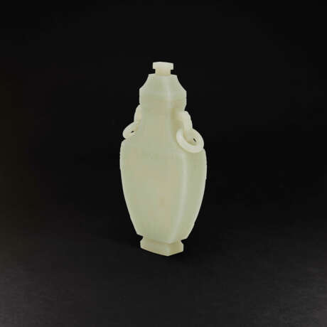 A GREENISH-WHITE JADE 'ARCHAISTIC' VASE AND COVER - фото 2