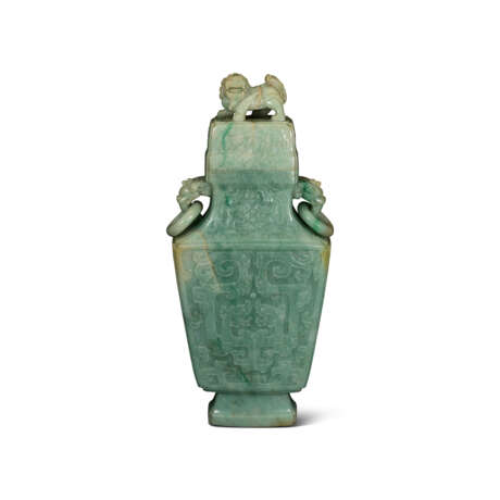 AN ARCHAISTIC JADEITE VASE AND COVER - Foto 1
