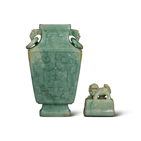 AN ARCHAISTIC JADEITE VASE AND COVER - photo 2