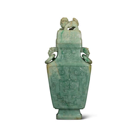 AN ARCHAISTIC JADEITE VASE AND COVER - Foto 3