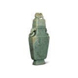 AN ARCHAISTIC JADEITE VASE AND COVER - Foto 4