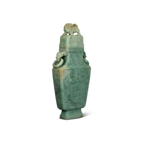 AN ARCHAISTIC JADEITE VASE AND COVER - Foto 4