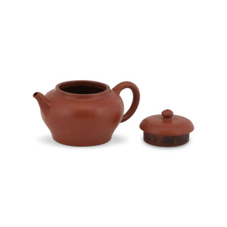 A YIXING TEAPOT AND COVER - фото 2