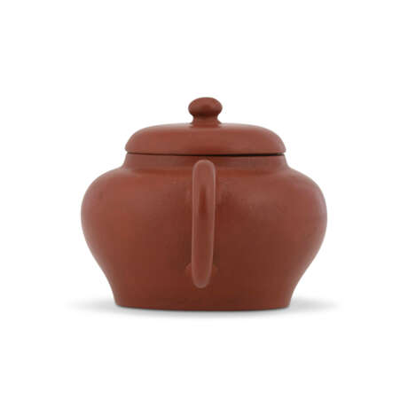 A YIXING TEAPOT AND COVER - фото 5