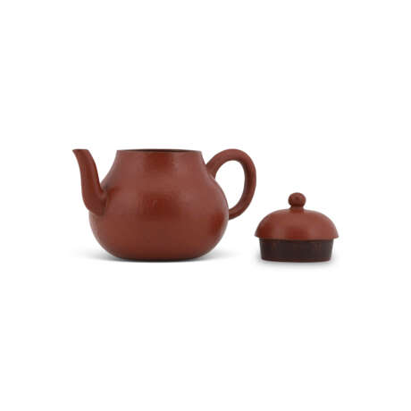 A YIXING PEAR-SHAPED TEAPOT AND COVER - фото 2