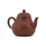 A YIXING PEAR-SHAPED TEAPOT AND COVER - Foto 3