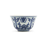 A SMALL BLUE AND WHITE CUP - Foto 5