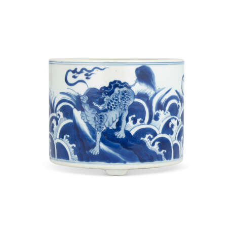 A BLUE AND WHITE 'MYTHICAL BEAST' BRUSH POT - photo 1