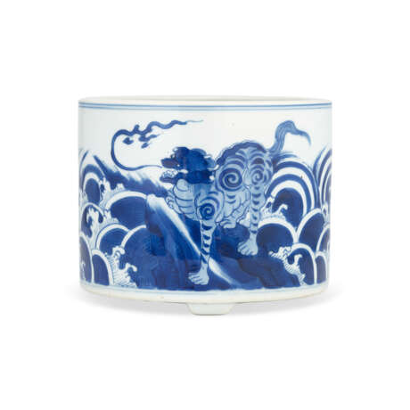 A BLUE AND WHITE 'MYTHICAL BEAST' BRUSH POT - photo 2