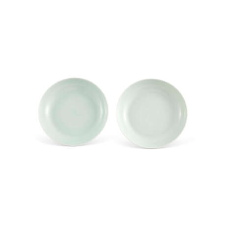 A PAIR OF CELADON-GLAZED DISHES - Foto 1