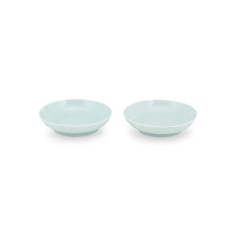 A PAIR OF CELADON-GLAZED DISHES - фото 2